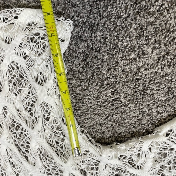 Le Moda White Crochet top lightweight NWT Size Medium - Picture 10 of 11